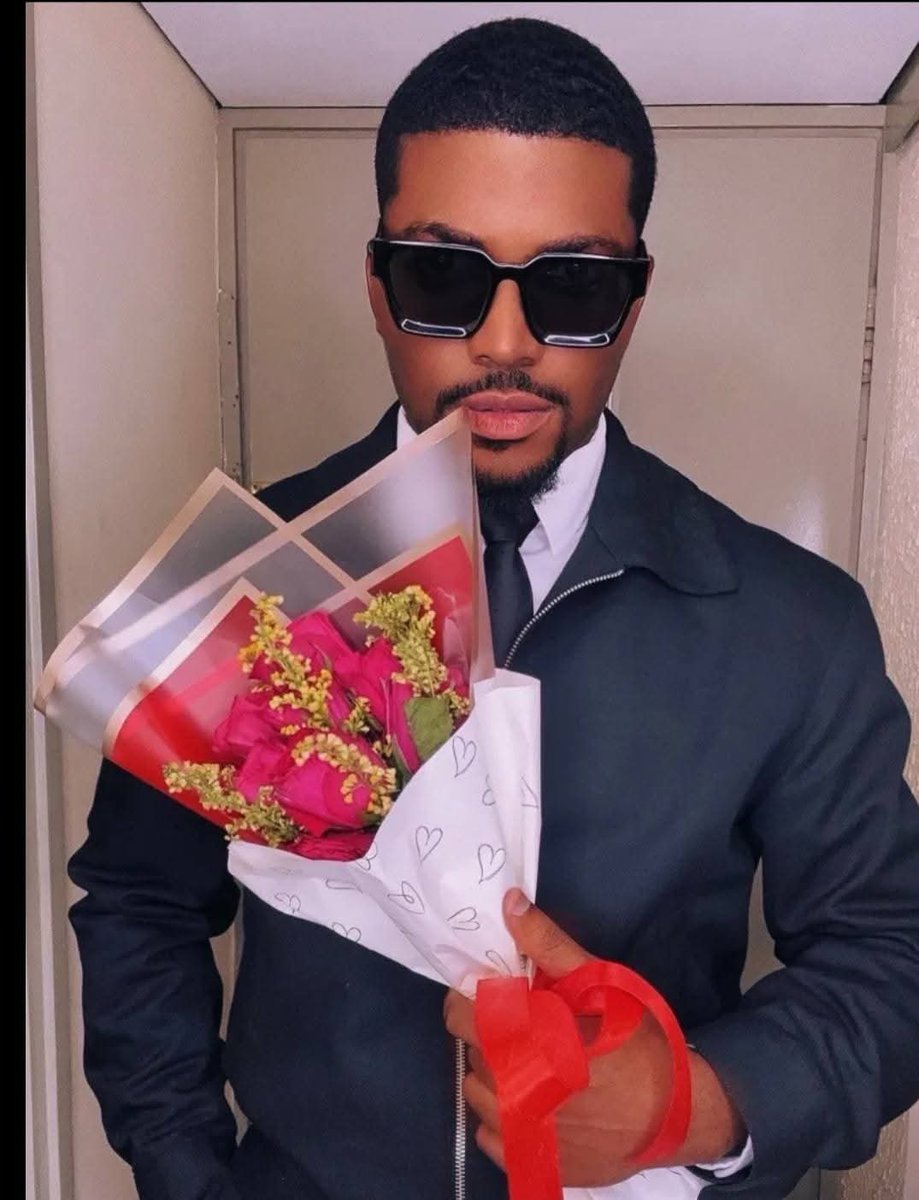 🔞🇨🇲 Que le gar ci c'est le neveau de Chantal Biya et que c'est aussi l'ex d'un certain ARSÈNE ONONA. 

Pris sur le compte du TGV de l'info.