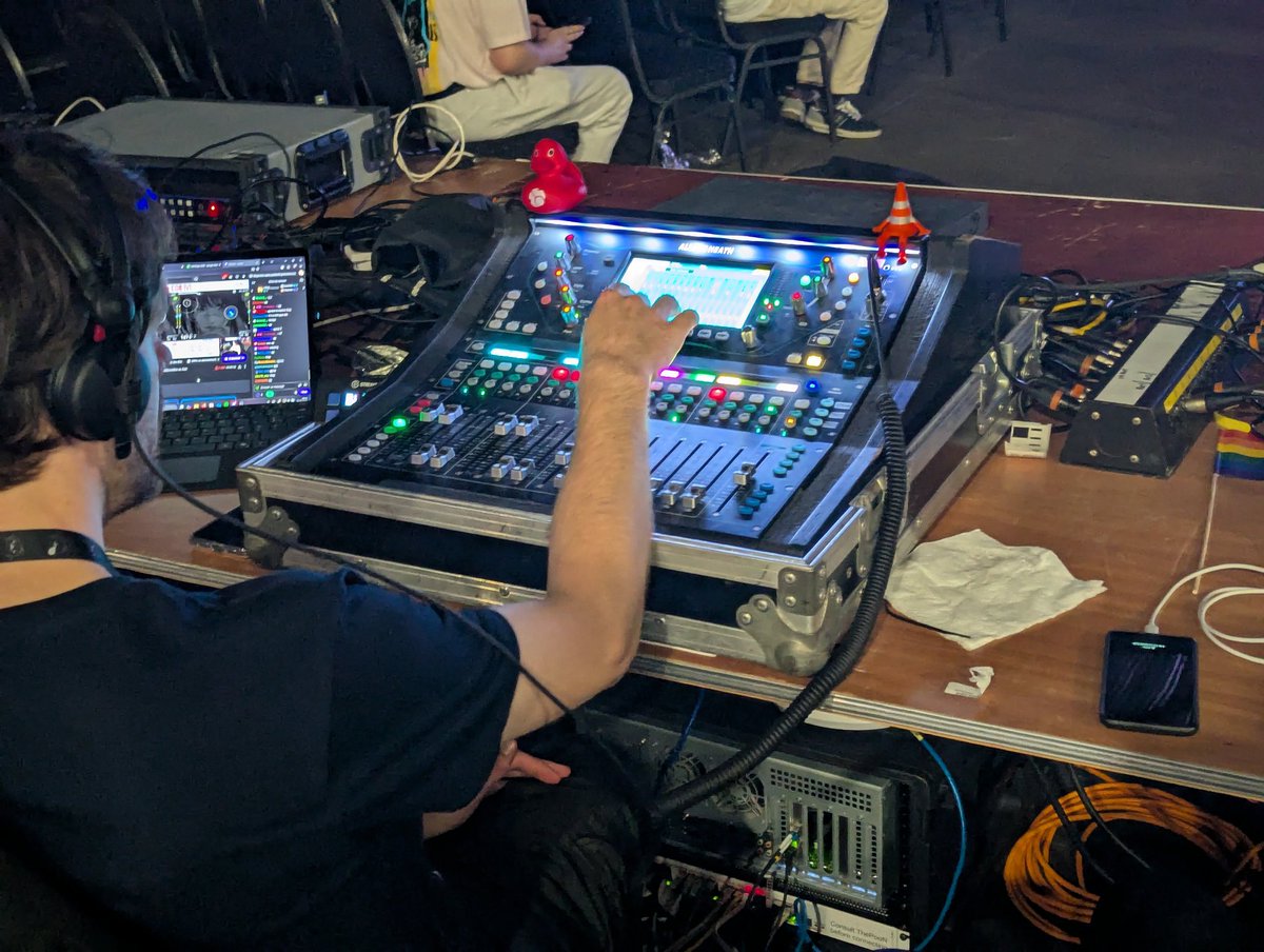Syriiins's tweet photo. #COE2025 is exhausting but so worth it.
Working with all these super talented people to put on an incredible show is a feeling not quite like anything else.
The players, casters, production staff, designers, engineers and all the other unsung heroes behind the scenes are amazing. https://t.co/C8wS6L8hai