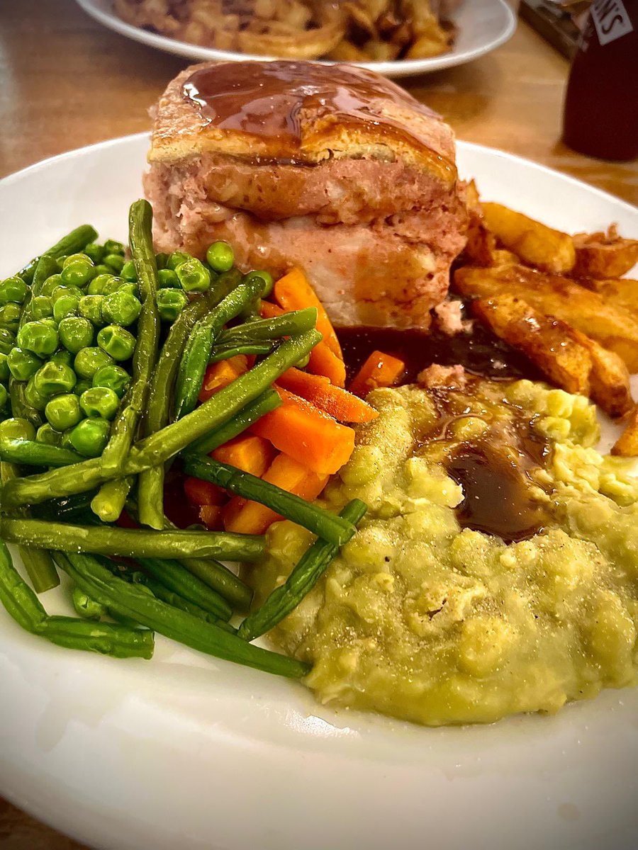 SwindyMiller's tweet image. Tip-top place called The Poacher’s Pocket at Metal Bridge near Ferryhill #CoDurham 

Corned beef pie, mushy peas, veggies &amp;amp; chips plus a gravy boat each! £27 for 2 with a drink each. 

Worth a 35 minute drive out from Darlington via Aycliffe to collect my dining companion 🙌