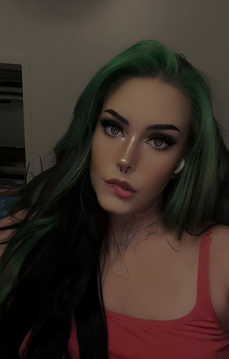 mathy015's tweet image. You should follow me if you like alt women 🙈😍✨