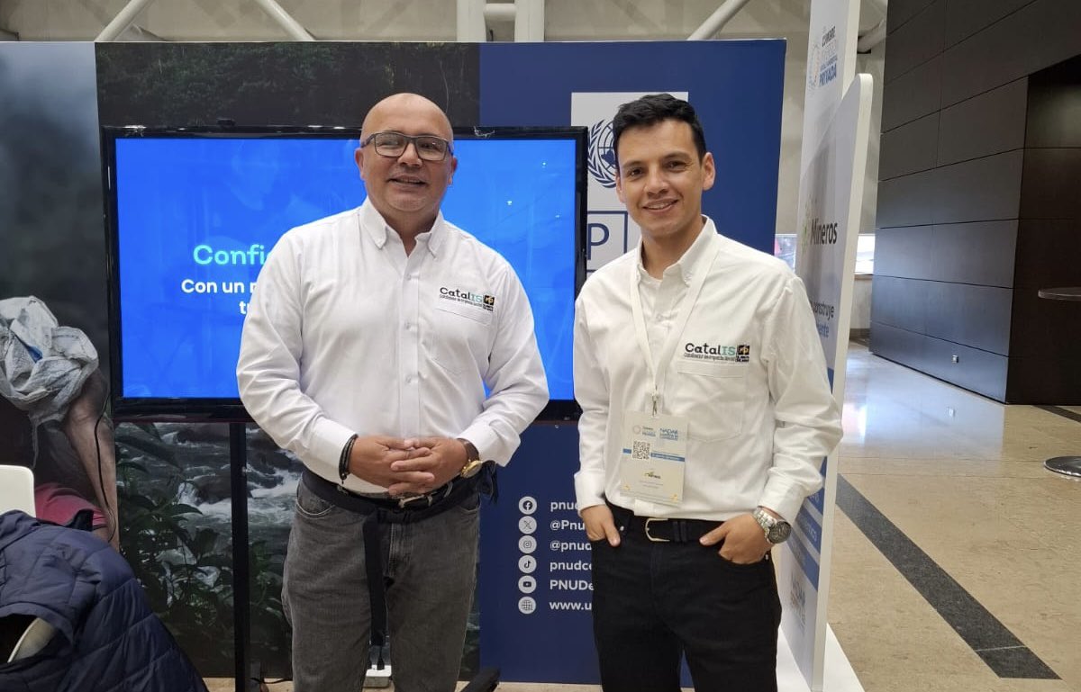 PnudColombia's tweet photo. En el marco de la Cumbre, presentamos CatalIS: una alianza entre el PNUD y la Corporación Industrial @MinutodeDios para conectar inversiones sostenibles con comunidades de paz. ¡Invertir con propósito transforma vidas! #CatalIS #PazParaElDesarrollo
Con el apoyo de @NoruegaenCOL https://t.co/60IfgtNk6n
