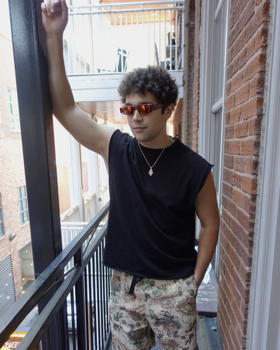 AustinMahone's tweet image. Life becomes more meaningful when you realize the simple fact that you’ll never get the same moment twice 💯