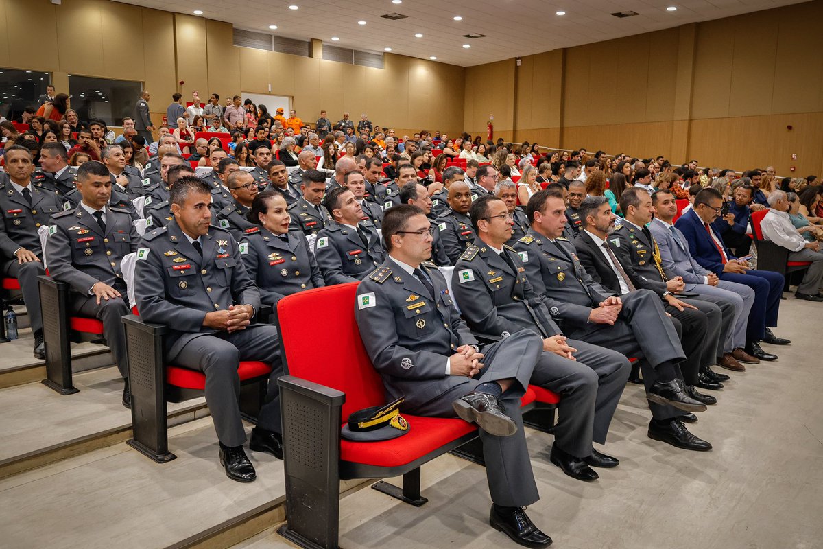 Parabéns a todos os formandos do 11º Curso Preparatório de Oficiais do Corpo de Bombeiros Militar do Distrito Federal! Essa é mais uma importante conquista, que também reforça o nosso compromisso com a valorização profissional dos nossos agentes, que tão bem cuidam da população!