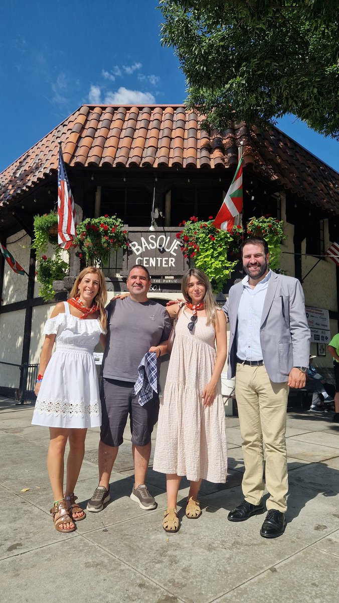 Boiseko udaletxe aurrealdean, ikurriñaren igoerarekin ekin diogu gaurko egunari.

Bertan izan gara erakunde ezberdinetako hainbat ordezkari, euskal herriko eta diasporako komunitatearekin bat eginez.