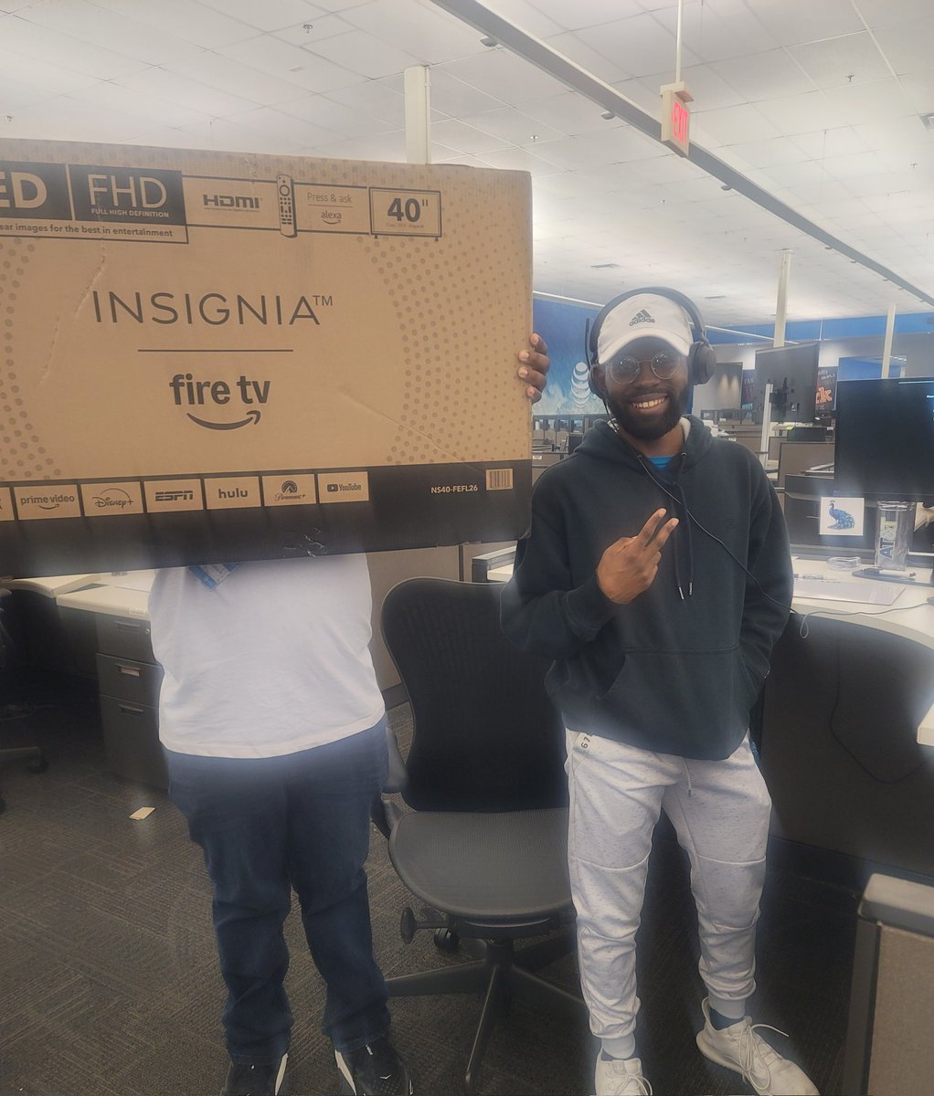 THANK YOU FOR ALL THAT YOU DO!! IT'S GIVEAWAY DAY AT HUSTLE HOUSE!! Congrats on winning a TV!! Keep up the great work!! 👏 🥳🥳🪇 <a href="/wloceansprings/">Wendy Labat</a> <a href="/joe_farrell21/">Joe Farrell</a> <a href="/SC_All_Stars/">MSSVCC | South Central</a> We appreciate all of you!!