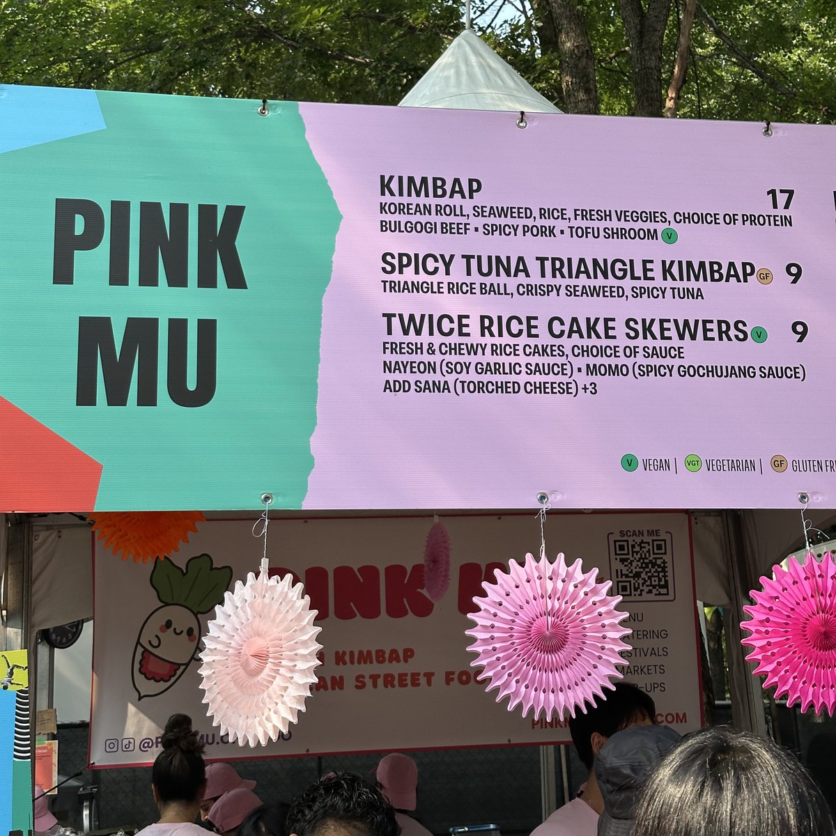 redlightdstrct's tweet photo. a vendor trying to capitalize on TWICE 🤣 #TWICEPALOOZA https://t.co/3suEe6zS5V