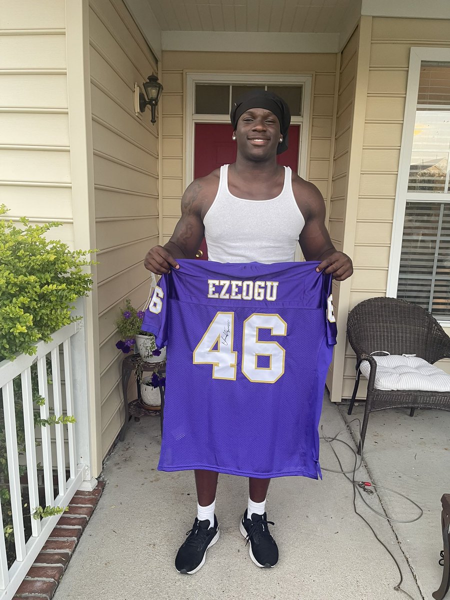 Big shout out to my guy <a href="/manuel4mje/">Manny Ezeogu</a> for taking a moment from his day to sign my JMU jersey! Wishing him a breakout season <a href="/JMUFootball/">JMU Football</a> 757 luv 💪🏾 Press forward!