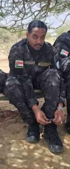 مقتل قيادي إخواني من أسرة علي كرتي في معارك "أم سيالا"

قُتل القيادي الإخواني أنس فيصل، أحد أبرز قادة كتائب البراء، في المعارك الدائرة بمنطقة أم سيالا بشمال كردفان. 

 وينتمي أنس إلى أسرة زعيم الإخوان المسلمين في السودان علي كرتي، ويُعد من الوجوه الشبابية المعروفة داخل الحركة