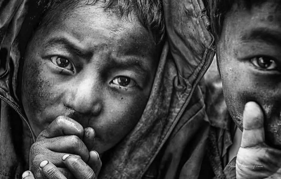 میں اس لئے بھی اکڑتا نہیں کمال کے وقت
کہ شرم سار نہ ہونا پڑے زوال کے وقت 

دو اشک بھر کے ندامت سنبھال رکھی ہے
اگر جواب نہ سوجھا کوئی سوال کے وقت 

سبھی کا لمحہ ء تخلیق ایک ساعتِ کُن
خدا کسی کو بناتا نہیں نکال کے وقت 

ڈاکٹر احمد خلیل
#اردو_زبان