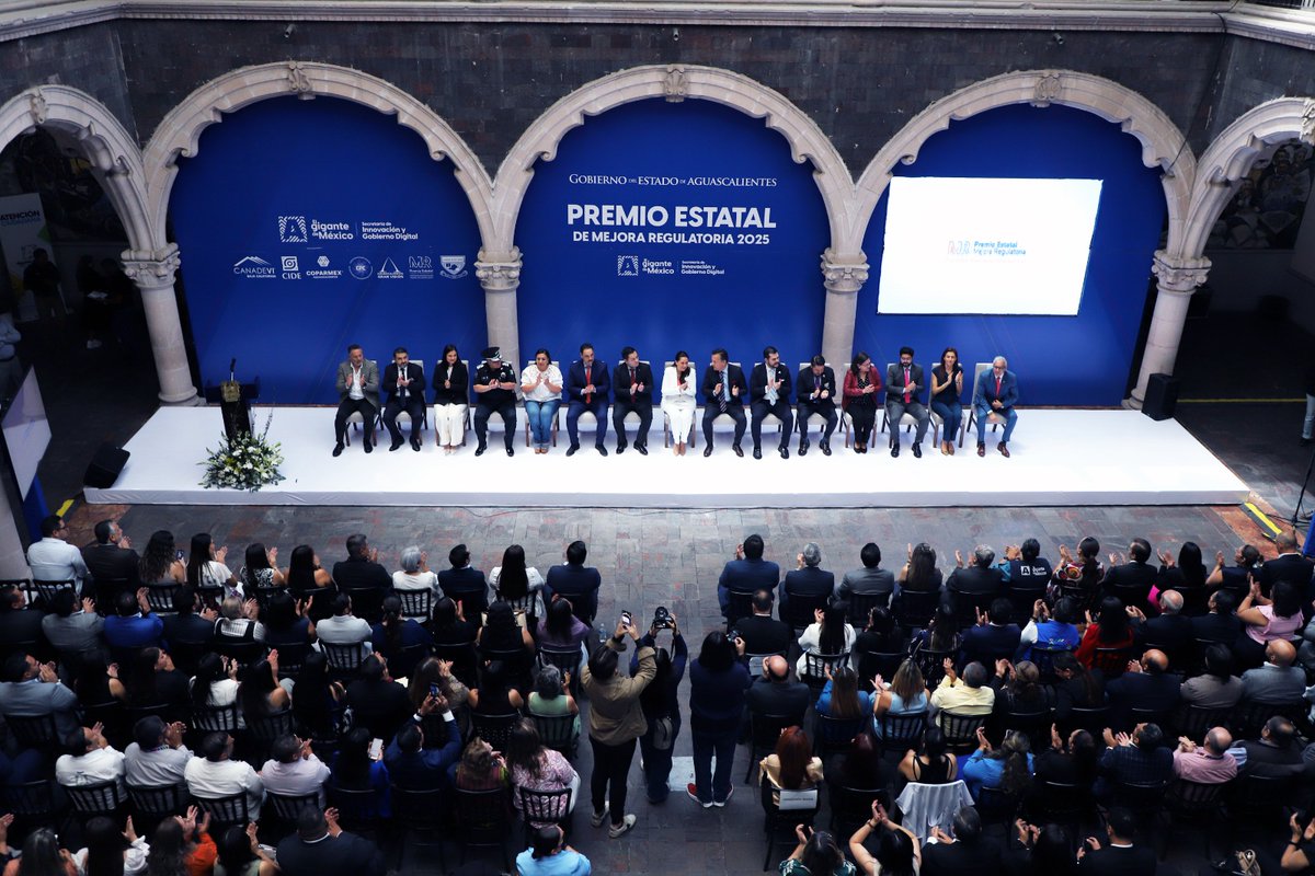 El Comité de Participación Ciudadana Presente en el marco del Premio Estatal de Mejora Regulatoria.
📷Reconociéndose prácticas innovadoras para facilitar trámites, servicios y regulaciones en beneficio de la sociedad.