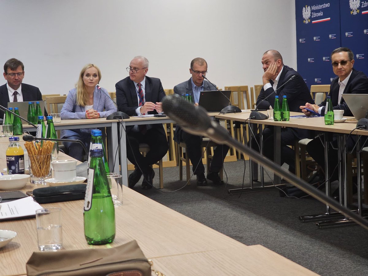 ☝🏻Dziś w📍 <a href="/MZ_GOV_PL/">Ministerstwo Zdrowia</a>, z udziałem przedstawicieli <a href="/PracodawcyRP/">Pracodawcy RP</a> , w ramach Trójstronnego Zespołu ds. Ochrony Zdrowia kontynuowano rozmowy na temat wynagrodzeń pracowników w ochronie zdrowia. 💸

🗣️ Dyskusję otworzyła Minister Jolanta Sobierańska-Grenda <a href="/MZ_GOV_PL/">Ministerstwo Zdrowia</a>.