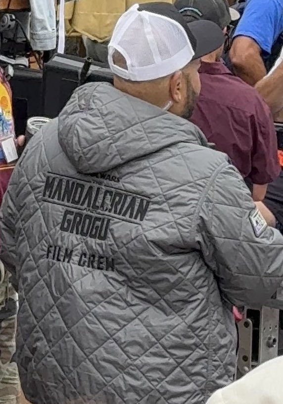 🚨‘The Mandalorian and Grogu’ crew jacket spotted at Disneyland🚨

Source <a href="/DisneyScoopGuy/">Matt</a> 

#starwars #TheMandalorian #ahsoka  #grogu #dindjarin #fennec #bobafett #bokatan #TheMandalorianAndGrogu
