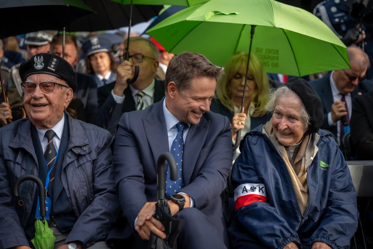 Nikt wtedy nie zadawał pytań. „Trzeba iść walczyć. To był honor, że mogliśmy walczyć” - opowiadała moja ciotka. Po prostu szli do Powstania. Często z gołymi rękami, bo nie każdy miał broń. Mój wuj był w kompanii obrony sztabu, dostał pistolet Sten. Cóż to była za radość. Kiedy