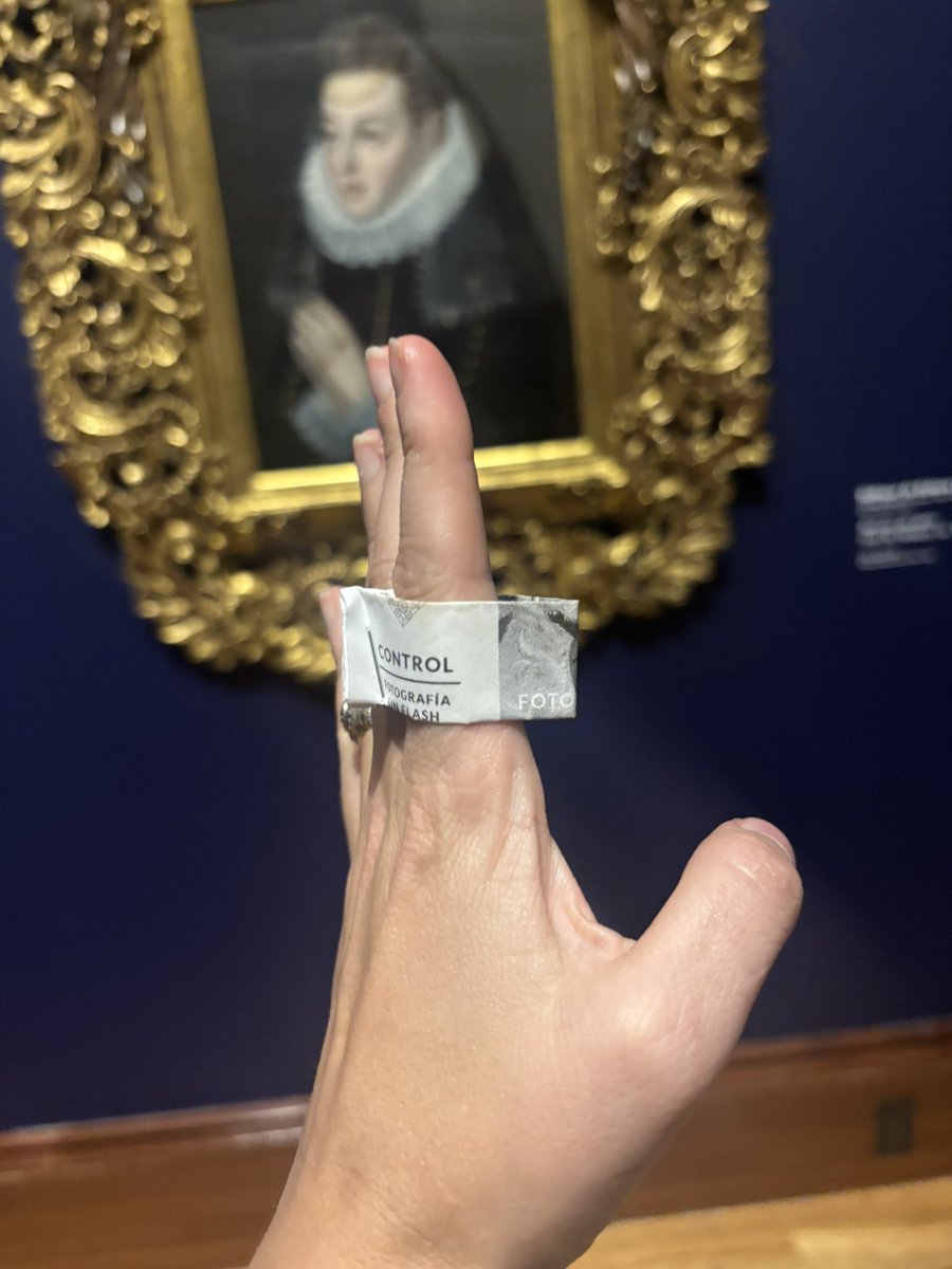 Dispositivos modernos de control de fotos en <a href="/MUNALmx/">MUNAL</a> 🤣

Cuesta 5 pesos y así los guardias saben si pagaste para tomar foto