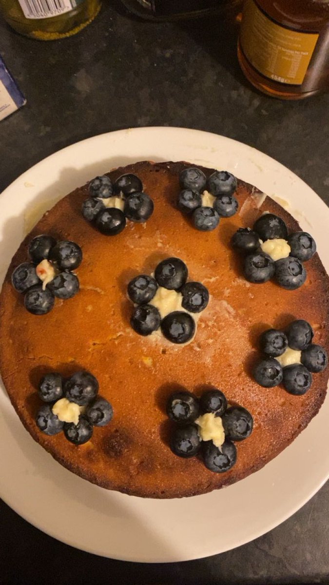 ParamsCooking's tweet image. so today i made a victorian sponge cake with some blueberries on top!