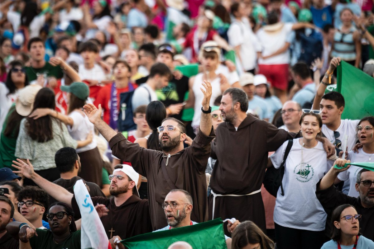 🕊️ “𝐃𝐢𝐬𝐚𝐫𝐦𝐢𝐚𝐦𝐨 𝐢 𝐧𝐨𝐬𝐭𝐫𝐢 𝐜𝐮𝐨𝐫𝐢 per disarmare il mondo”. Dal card. Zuppi ai 40mila giovani in piazza San Pietro: pace, speranza e amore più forti dell’odio
#GiubileoGiovani #CEI
