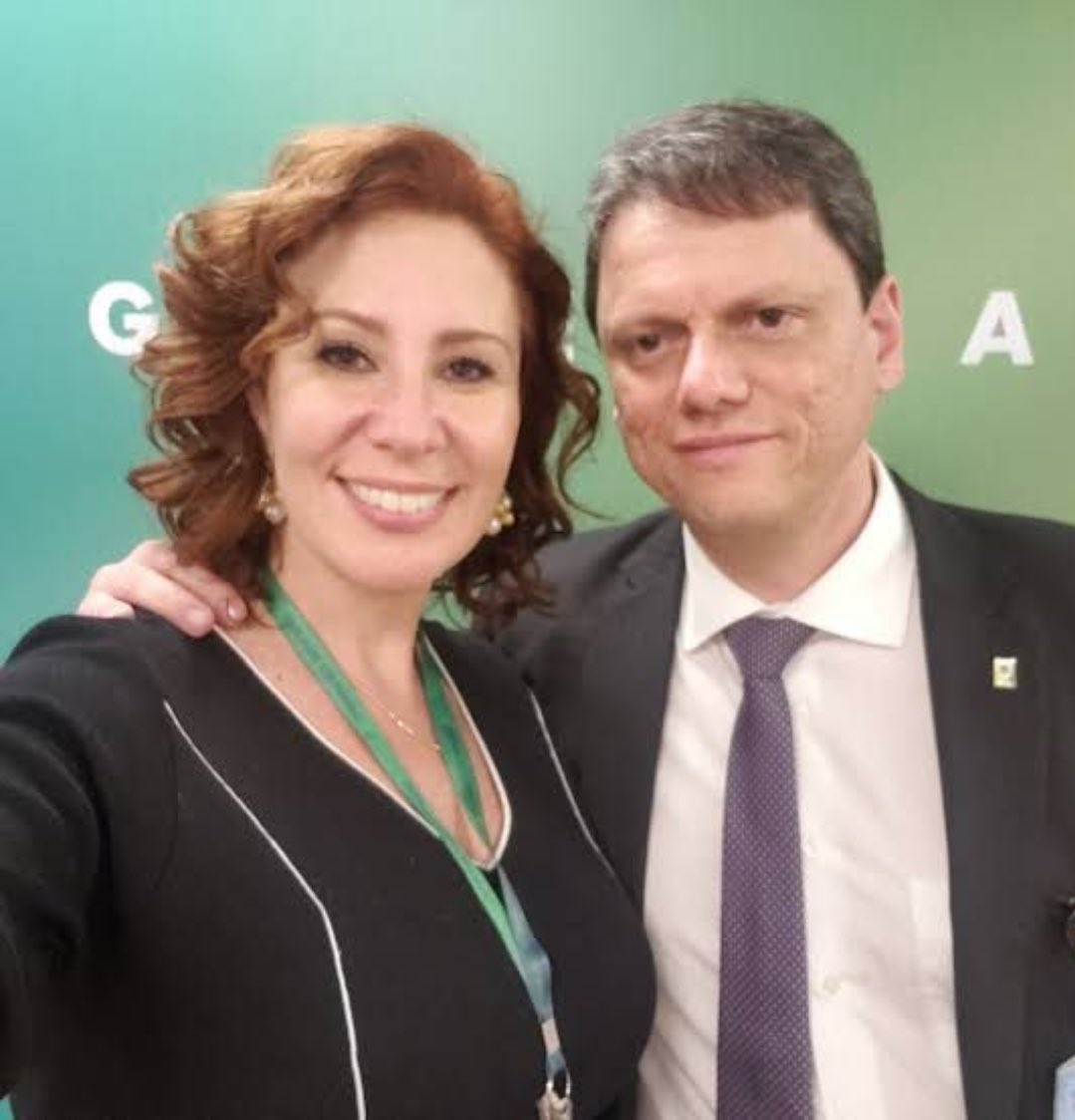 O governador Tarcísio ainda não comentou nada sobre a prisão da sua aliada de primeira hora, até então foragida da Justiça brasileira. Mas a gente faz questão de lembrar algumas fotos para que ninguém esqueça!