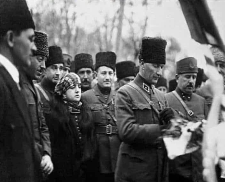 ''Hükümeti ayakta tutmak için dini kullanmaya gerek duyanlar zayıf yöneticilerdir.''
Mustafa Kemal Atatürk