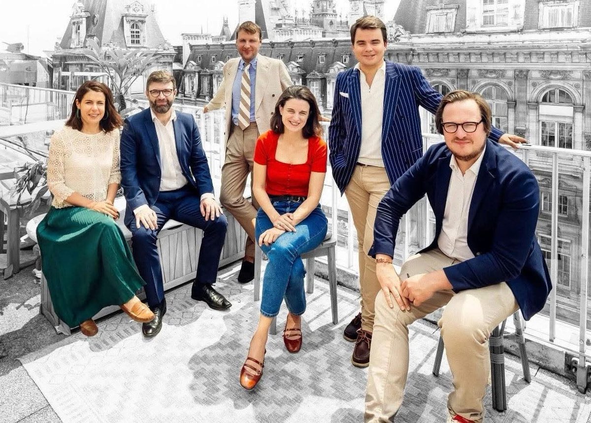 Réunis autour de mêmes valeurs 🇫🇷 💖

La plus belle équipe de journalistes, qui parle sans langue de bois￼: faisons leur ensemble un grand hommage en partageant cette photo, un maximum. Merci 🙏🇫🇷