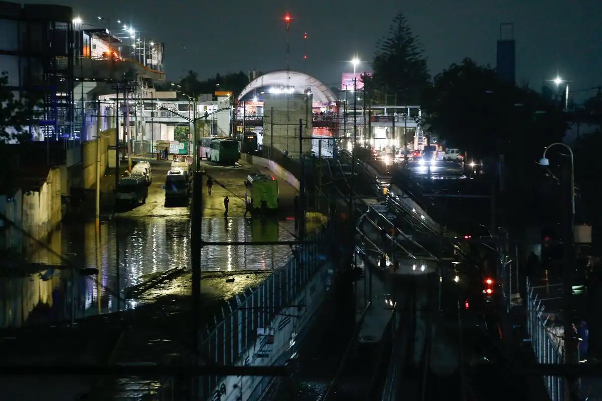 Inundaciones sobre Calzada Ignacio Zaragoza suspenden servicio en Línea A del Metro CDMX - LaRevistaP larevista.com.mx/inundaciones-s…