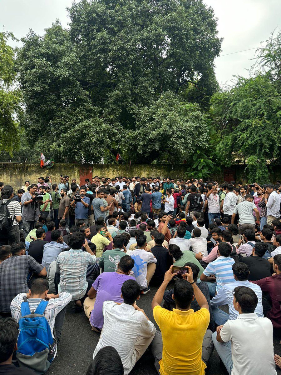 saurav_awasthii's tweet image. I fully support the SSC movement and urge the government @narendramodi @AmitShah to ensure justice for the youth, take strict action against those responsible, and make the examination process transparent and reliable. 
#SSC_System_Sudharo