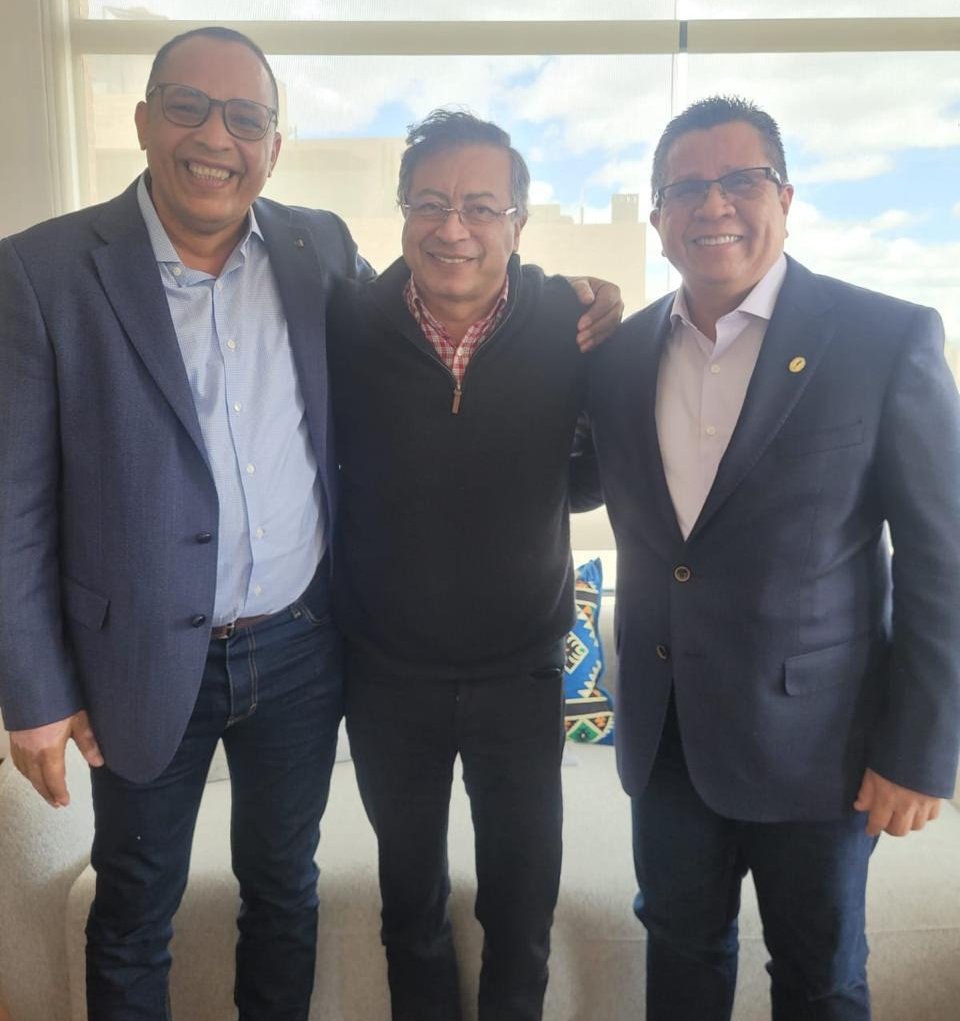 Jairo Miguel Torres Oviedo (@jtorresoviedo) on Twitter photo Grato encuentro con el señor presidente <a href="/petrogustavo/">Gustavo Petro</a>. Conversamos sobre el presente y futuro de la educación superior en Colombia, desde el <a href="/SUECol_oficial/">@SueColombiaoficial</a> reiteramos la disposición para seguir garantizando el derecho a la educación superior a la juventud colombiana. Grato encuentro con el señor presidente <a href="/petrogustavo/">Gustavo Petro</a>. Conversamos sobre el presente y futuro de la educación superior en Colombia, desde el <a href="/SUECol_oficial/">@SueColombiaoficial</a> reiteramos la disposición para seguir garantizando el derecho a la educación superior a la juventud colombiana.