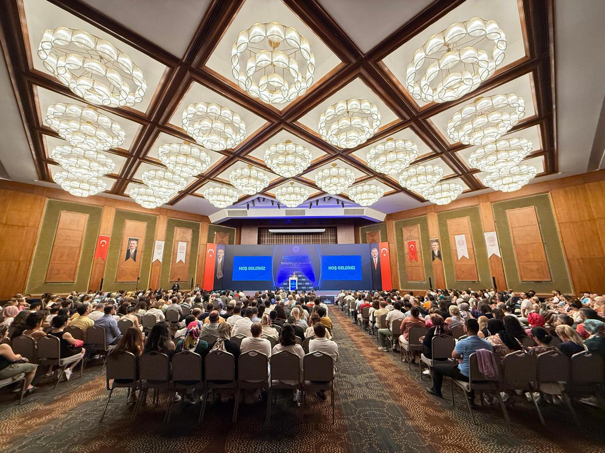 "Türkiye Yüzyılı Maarif Modeli Sınıf Öğretmenleri Eğitici Eğitimleri" Devam Ediyor 

"Türkiye Yüzyılı Maarif Modeli" kapsamında geliştirilen öğretim programlarının okullarda etkili biçimde uygulanmasını desteklemek amacıyla sınıf öğretmenlerine yönelik düzenlenen Eğitici Eğitimi