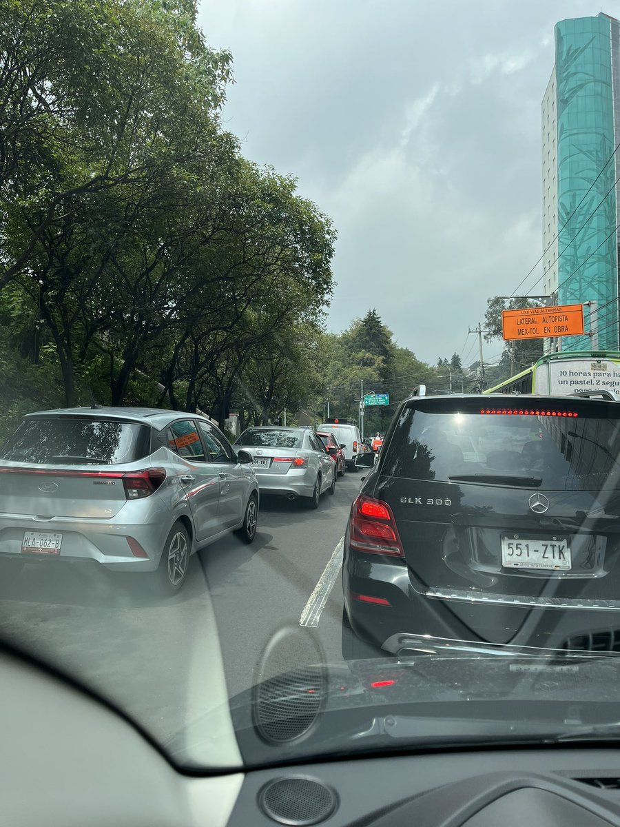 Tres pinches gatos bloqueando la calle y ocasionando un desmadre en la zona. Los inútiles oficiales solo desviando el tránsito, sin agilizar el tráfico por las “Alternativas viales” por las que te envían 🤬
