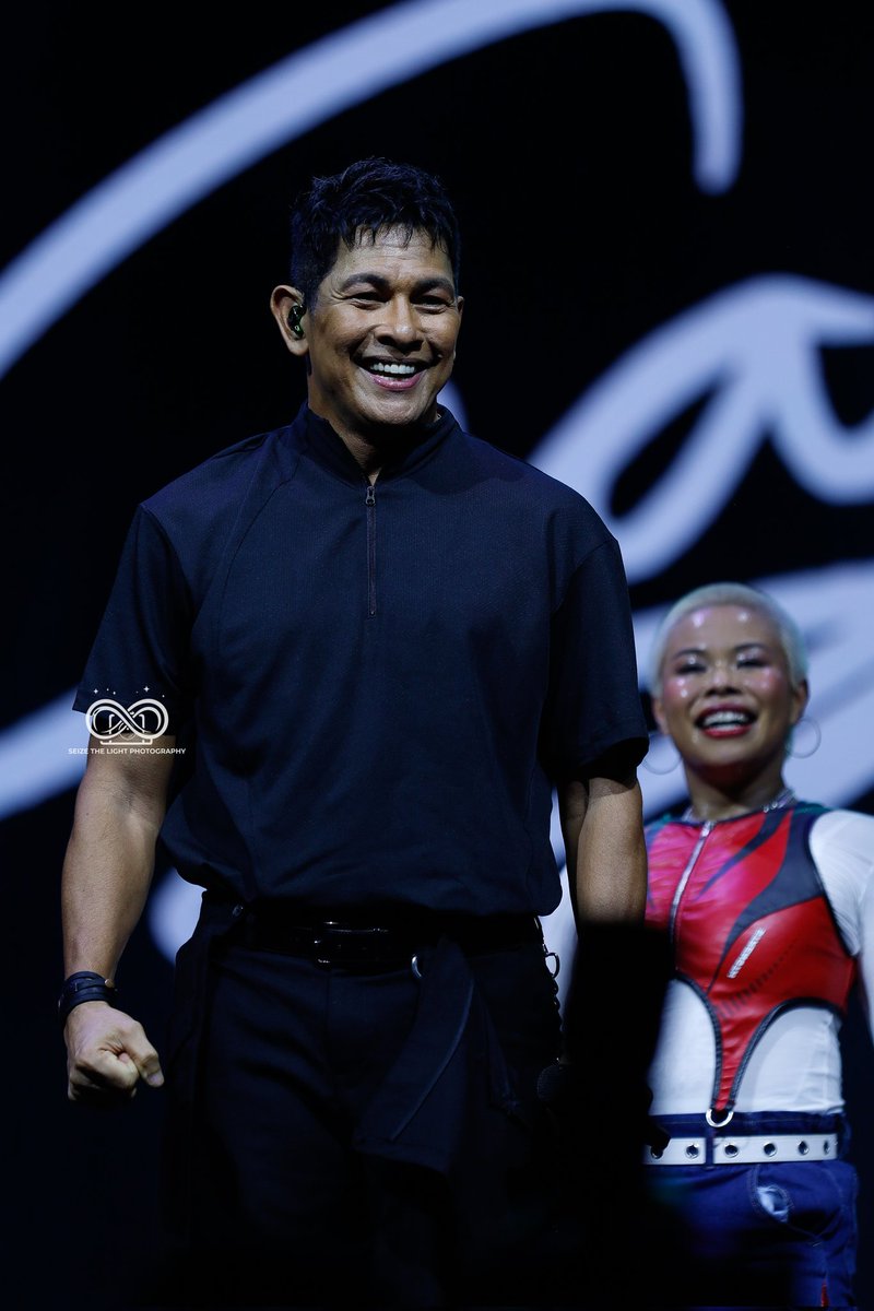 Sir Gary V spotting a girl in the crowd. 🥺 We loved this interaction so much. Thank you, sir <a href="/GaryValenciano1/">GARY VALENCIANO</a>.

#AlagangSukiFest
