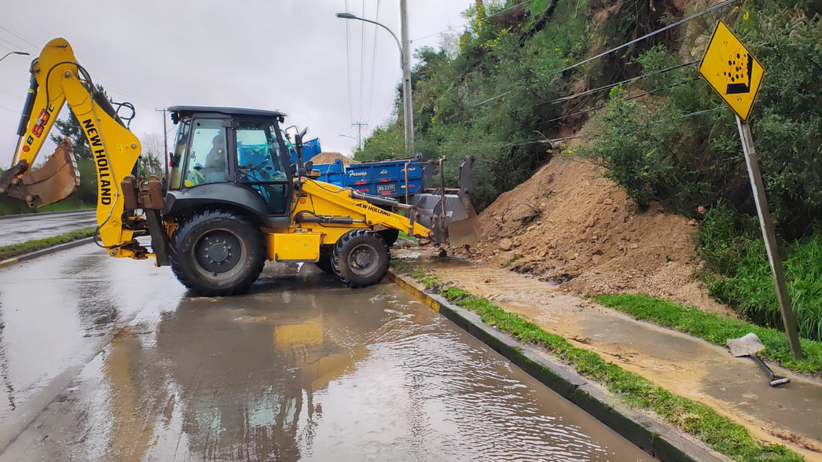 ATENCIÓN VECINOS Y VECINAS
Informamos que, producto de un derrumbe en el cerro entre Villuco y Lonco asociado a obras de una constructora, se mantiene una pista cortada por precaución.
Equipos de Seguridad Ciudadana y Emergencias del municipio están en el lugar monitoreando.