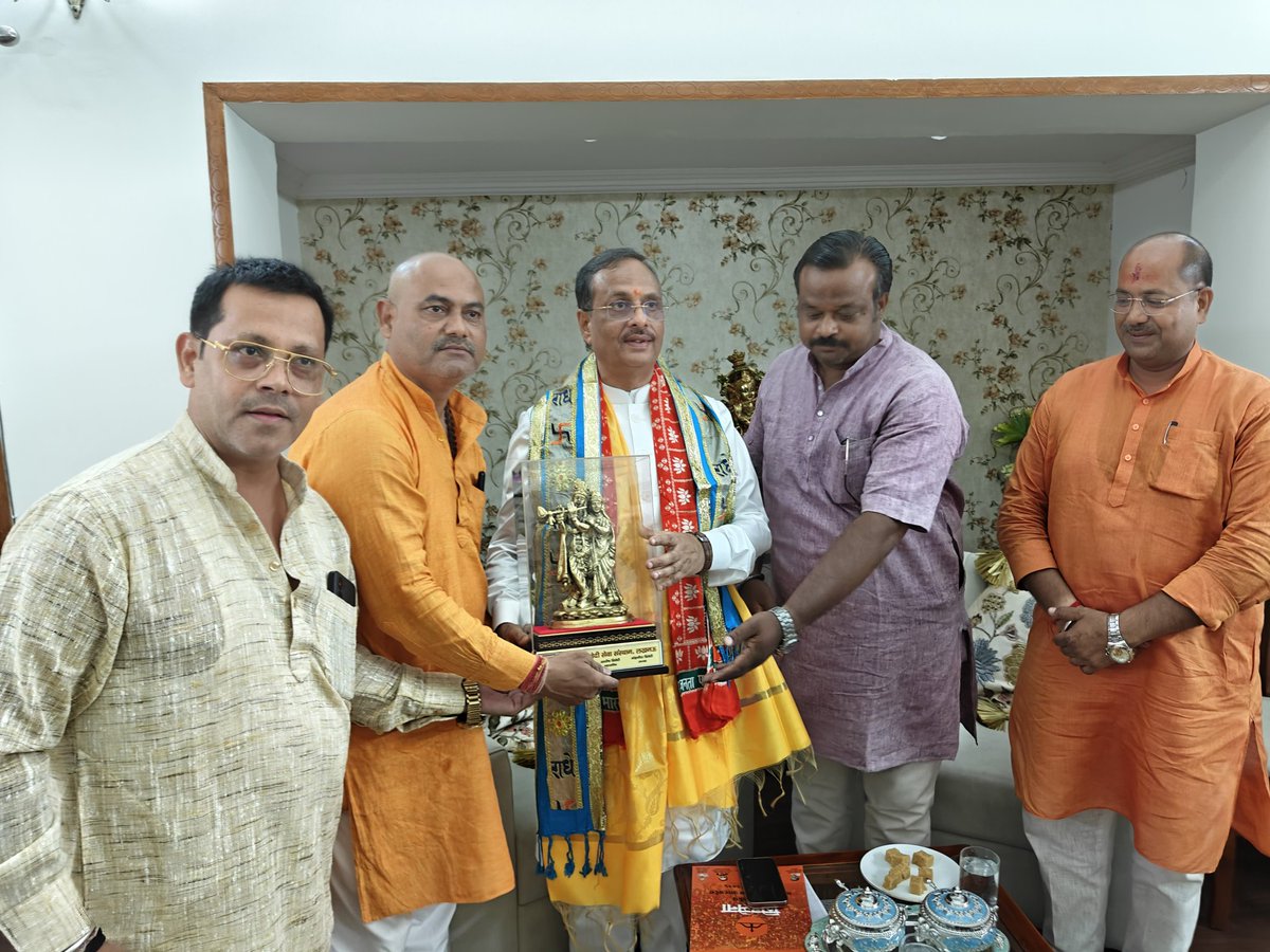 drdineshbjp's tweet photo. नई दिल्ली स्थित आवास पर प्रबंध निदेशक जीवा आयुर्वेद ग्रुप, श्री ऋषि पाल चौहान जी, पूर्वी दिल्ली के पूर्व महापौर श्री श्याम सुंदर अग्रवाल जी, विभिन्न सामाजिक संगठनों, विप्र संगठनों के प्रतिनिधियों एवं माoपार्षदगण ने स्नेहिल भेंट कर राज्यसभा में शीतकालीन सत्र में जनहित के प्रश्न उठाने पर बधाई दी।

@narendramodi @JPNadda @AmitShah @blsanthosh @myogiadityanath @idharampalsingh @pmoindia @BJP4India @BJP4UP