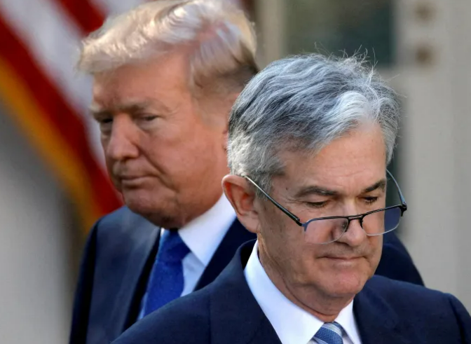 TRUMP VS POWELL ⚔️

Trump a réagi au maintien des taux sur Truth Social, qualifiant Powell de "too late" et "perdant total", l'accusant de faire perdre à l'Amérique des milliards de dollars.

Il critique aussi les 3,1 milliards $ de travaux au siège de la Fed, que Powell juge