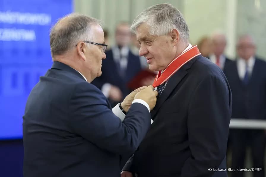 Maciej Lisowski (@maciej_lisowski) on Twitter photo Serdecznie gratuluję Panie Ministrze Krzysztofie Jurgiel odznaczenia Krzyżem Komandorskim Orderu Odrodzenia Polski! Serdecznie gratuluję Panie Ministrze Krzysztofie Jurgiel odznaczenia Krzyżem Komandorskim Orderu Odrodzenia Polski!