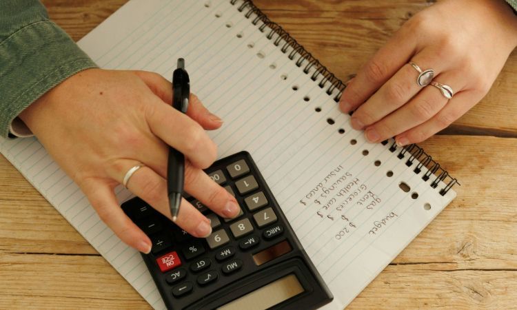 Hükümetten enerji faturalarını düşürme planı

Enerji Bakanı Michael Shanks, hanelere ve işletmelere enerjiyi nasıl ve ne zaman kullanacaklarına yönelik daha çok özgürlük tanımaya yönelik planları açıkladı.

olaygazete.co.uk/ekonomi-ticare…