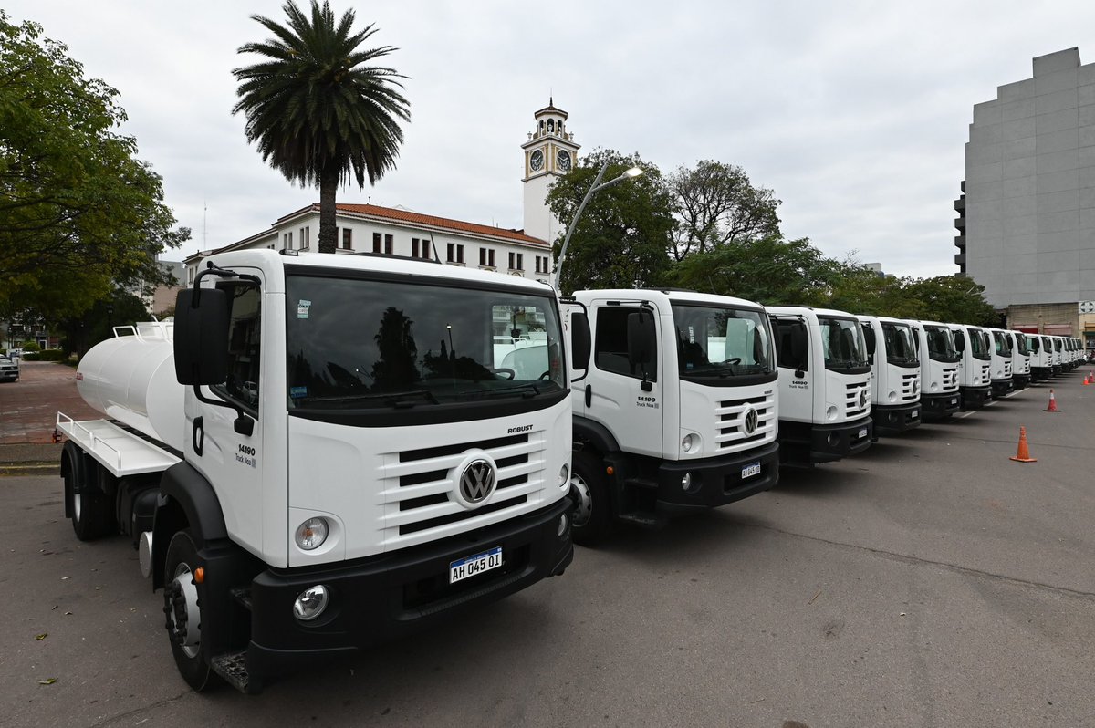 GobiernoSDE's tweet photo. Nuevos 15 camiones para #RecursosHídricos con el fin de brindar un mejor servicio a todos los santiagueños 🚛

El gobernador @GZamoraSDE realizó #hoy en la explanada de #CasaDeGobierno la entrega de 15 camiones tanque a la Administración Provincial de Recursos Hídricos. https://t.co/hMAakD21PW
