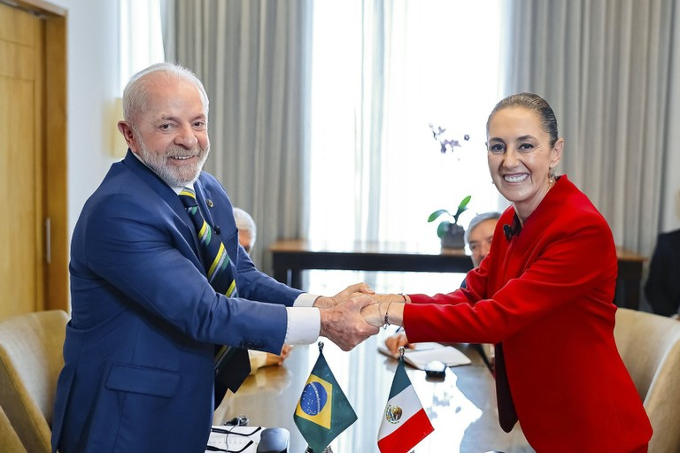 ThiagoResiste's tweet photo. ATENÇÃO!!! Fora a China, apenas DOIS PAÍSES NO MUNDO conseguiram recuos de Trump, enquanto União Europeia, Japão, Coreia do Sul, Índia, Vietnã, Reino Unido etc SE FERRARAM!!

São eles: BRASIL E MÉXICO!!

🇧🇷 Trump anunciou tarifa de 50% mas isentou QUASE TODOS OS PRODUTOS BRASILEIROS e cedeu a TODAS as exigências de Lula
🇲🇽 Trump manteve a tarifa atual de 25%, RECUOU na ameaça de aumentá-la e adiou por 90 dias as negociações

GRANDE DIA
LULA DEFENDE O BRASIL
