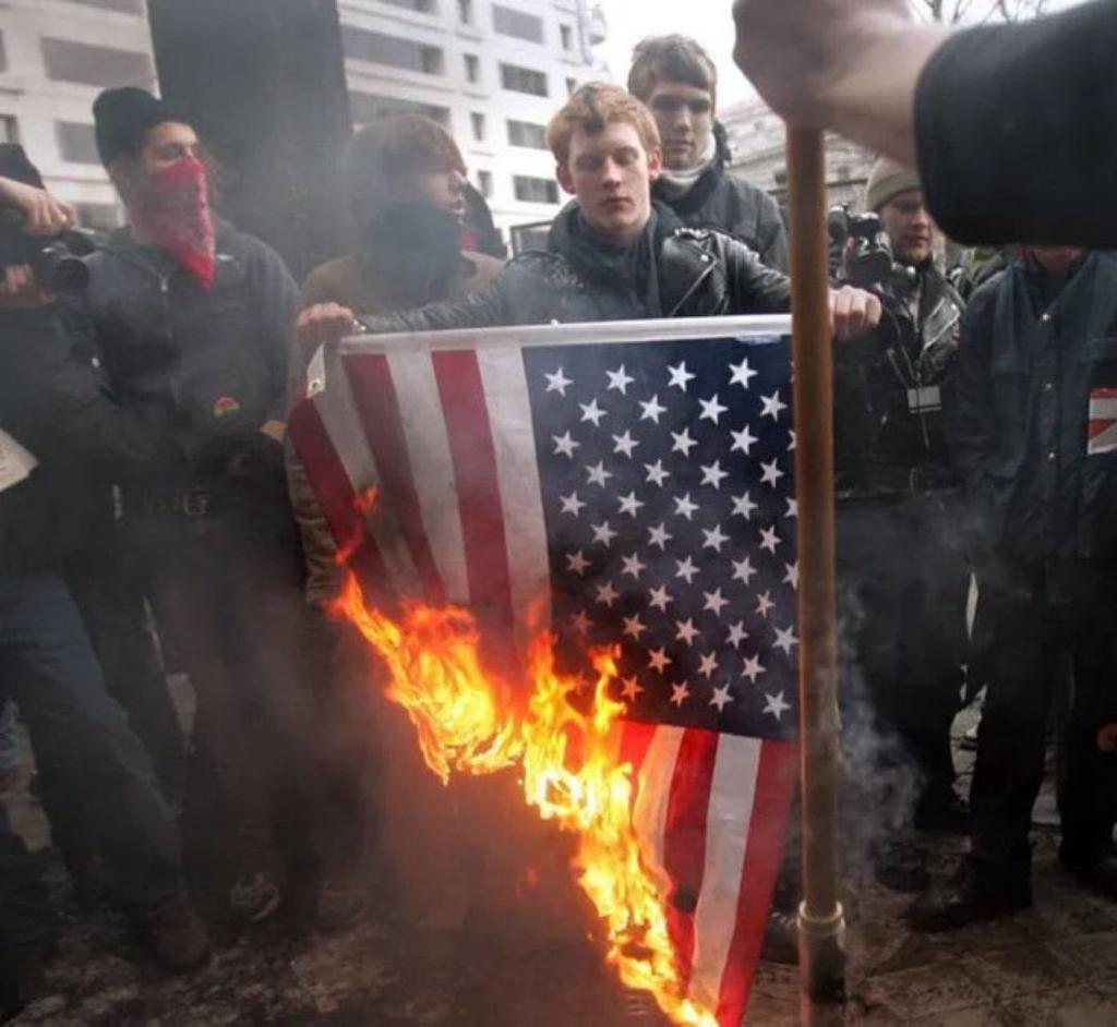 🚨⚡🇺🇸 An American youth burns the U.S. flag to protest Congress’s submission to Tel Aviv.

Trump: One year in prison for flag burning. 🗣️