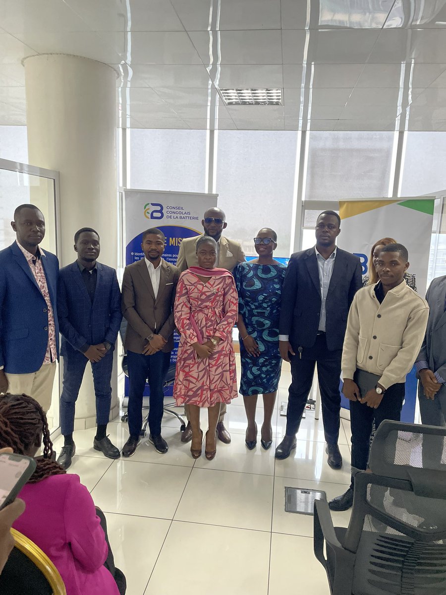 Des étudiants en immersion au #CCB afin d’échanger autour des métiers de la batterie et des opportunités de la transition énergétique en RDC.
Une présentation du Prof. Kalele, notre Directeur Technique, leur a permis d’explorer la chaîne de valeur et les perspectives du secteur.