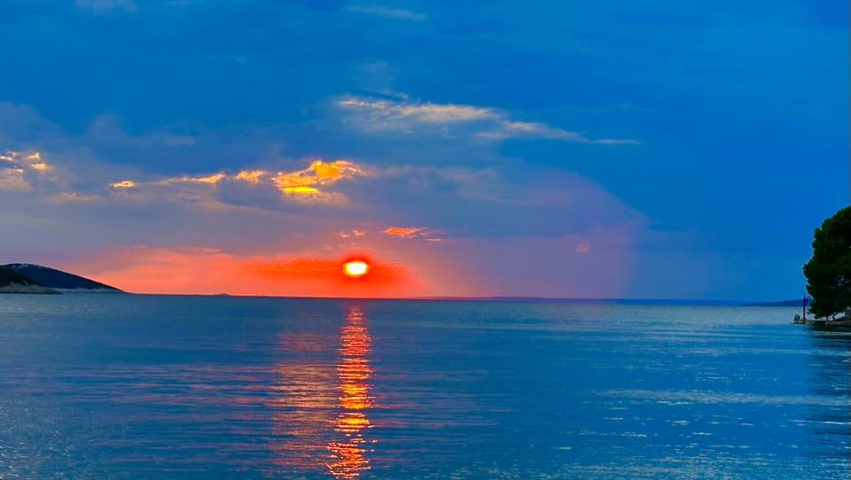 miha_simnovec's tweet image. The sun goes down and the moon comes up #Cres #Bijar #Osor #Lopari #Lošinj #Lussino #sea #morje #meri #vacation #dopust #ferien #loma #sunset #auringonlasku #moon #luna #Croatia #Kroatien #NoStressOnCres #Hrvaška