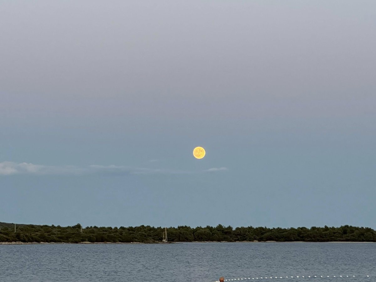 miha_simnovec's tweet image. The sun goes down and the moon comes up #Cres #Bijar #Osor #Lopari #Lošinj #Lussino #sea #morje #meri #vacation #dopust #ferien #loma #sunset #auringonlasku #moon #luna #Croatia #Kroatien #NoStressOnCres #Hrvaška