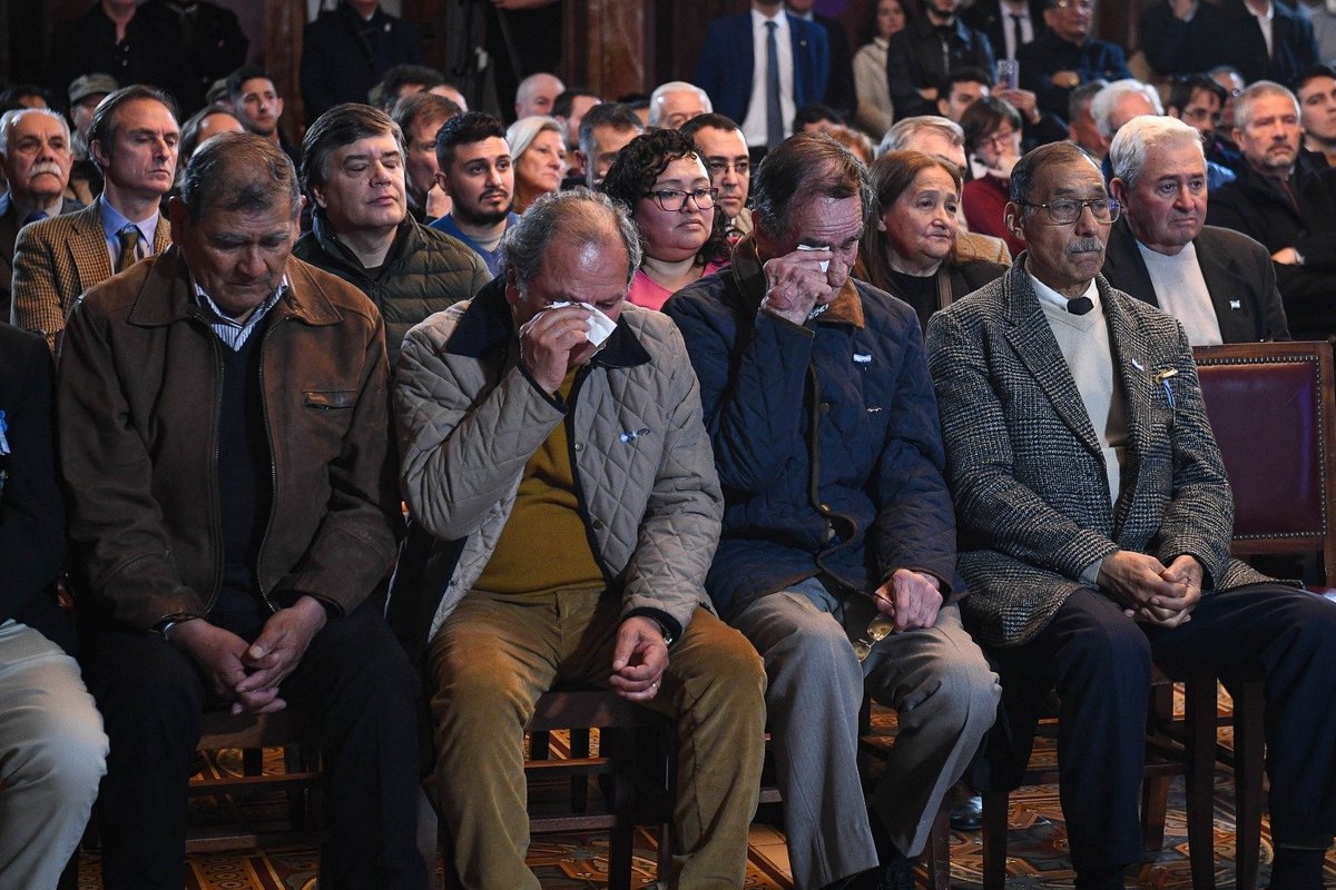 Los Manchaleros con sus lágrimas y emoción nos enseñan que a la historia le faltaron partes.