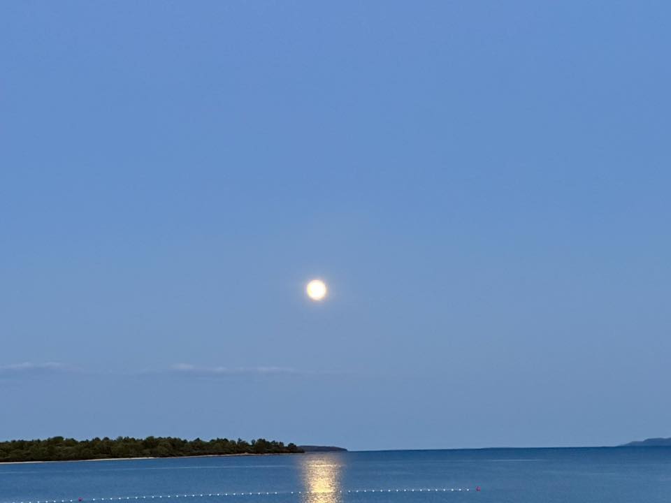 miha_simnovec's tweet image. The sun goes down and the moon comes up #Cres #Bijar #Osor #Lopari #Lošinj #Lussino #sea #morje #meri #vacation #dopust #ferien #loma #sunset #auringonlasku #moon #luna #Croatia #Kroatien #NoStressOnCres #Hrvaška