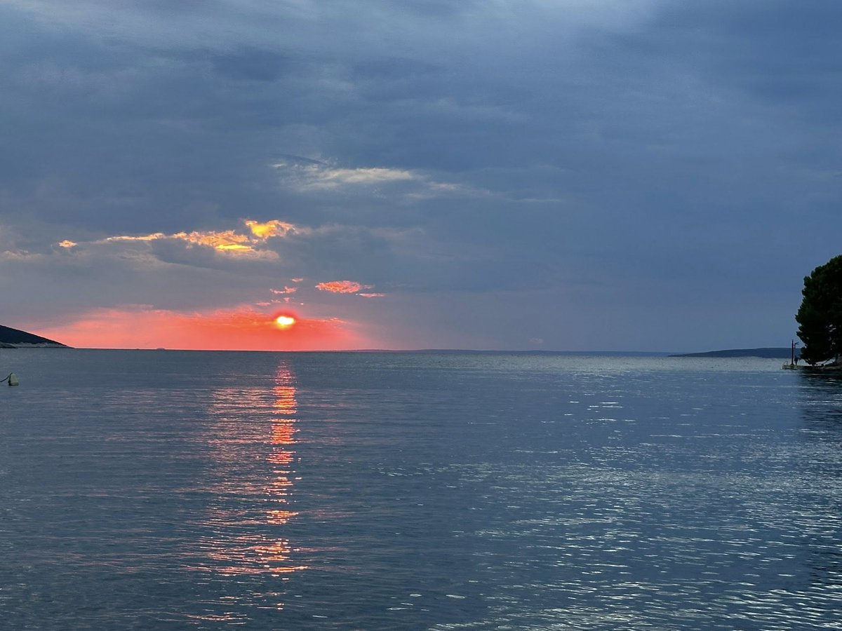 miha_simnovec's tweet image. The sun goes down and the moon comes up #Cres #Bijar #Osor #Lopari #Lošinj #Lussino #sea #morje #meri #vacation #dopust #ferien #loma #sunset #auringonlasku #moon #luna #Croatia #Kroatien #NoStressOnCres #Hrvaška