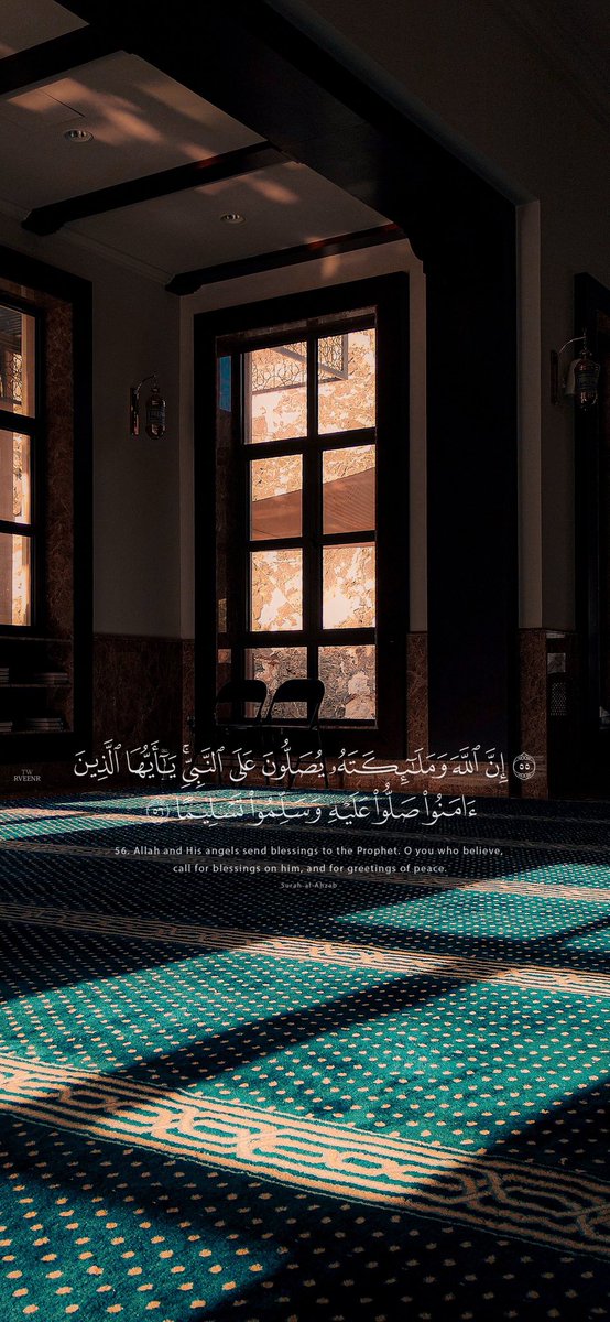 وصف الله القمر فقال :
( قمرًا منيرًا )

ووصف الشمس فقال : 
( سراجًا وهّاجًا )

أما حين وصف الحبيب ﷺ 
قال : ( وَدَاعِيًا إِلَى اللَّهِ بِإِذْنِهِ وَسِرَاجًا مُّنِيرًا )

فجمع له بين الوصفين ليكتمل الجمال بالجلال ، وليلتحم الضياء بالنور فيشرق للعالم كله.

اللهم صل وسلم على محمد ﷺ
