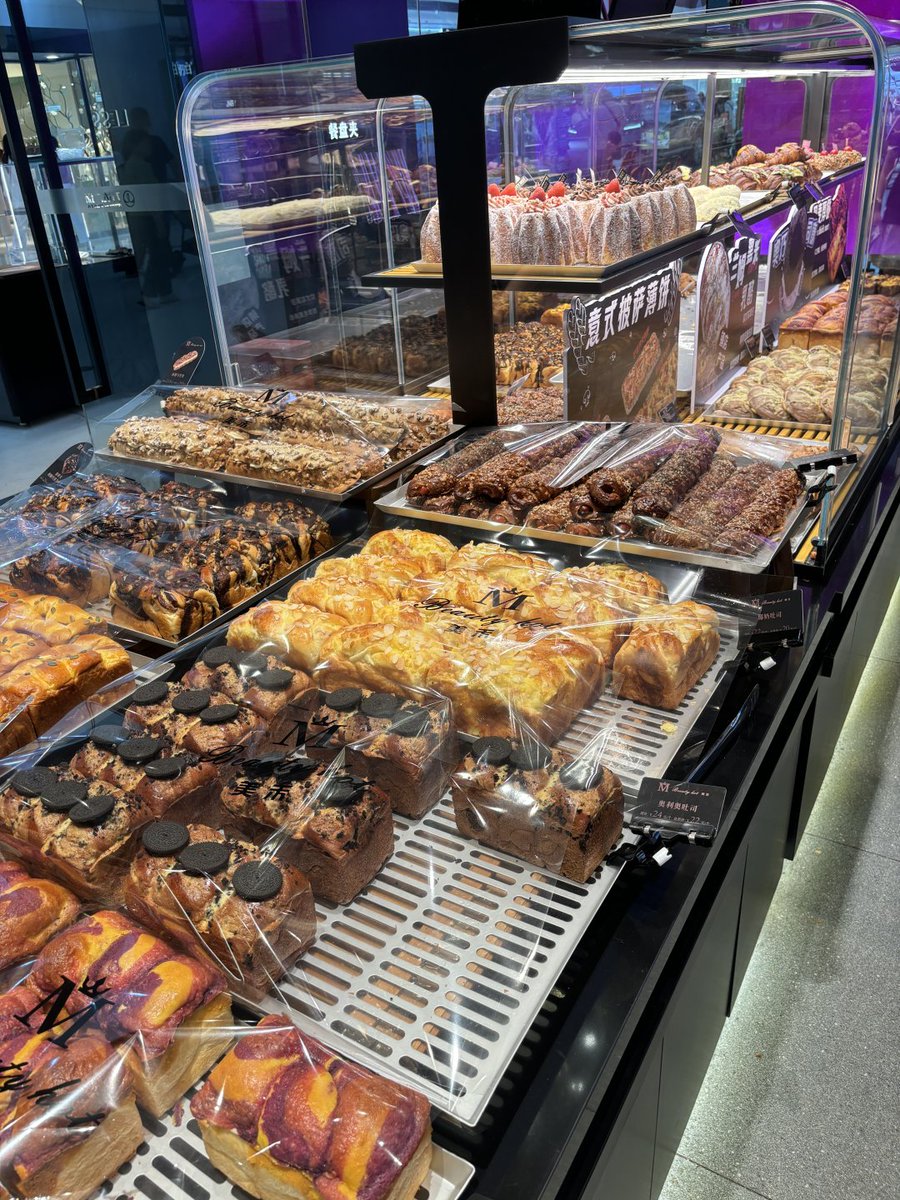 目で満腹、心まで明るくなる✨
人生には、こんな色とりどりのショーケースが必要。