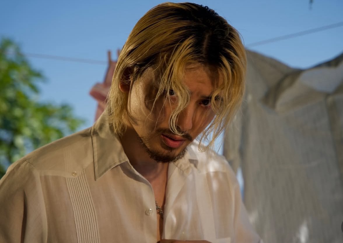 I CANT TALK ENOUGH OF THIS GAZE AHSGHSHSKDDJDJFJ