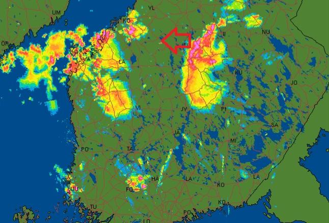 Ohhoh, Sisä- &amp; Ylä-Savossa hurjaa salamointia, valtavia rakeita, useita maastopaloja, puita nurin &amp; useita tuhansia ihmisiä sähköttä (pakastimet sulaneet). Silti nettiuutisissa kerrotaan sen sijaan jos Hgin tai Turun keskustassa oksa katkeaa tai sadevesikaivo tulvii. Kuva: FMI