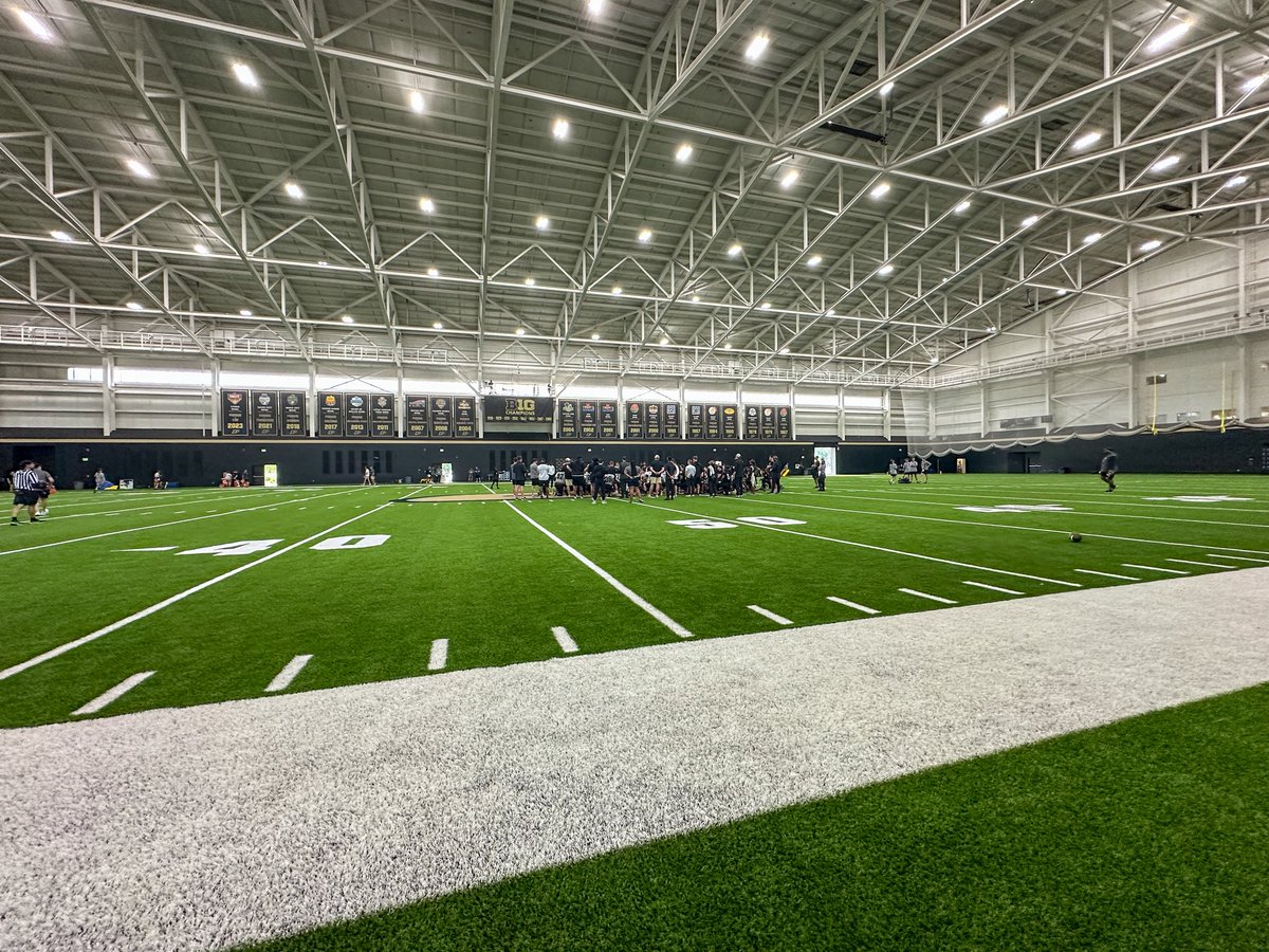 First practice of Fall Camp for <a href="/BoilerFootball/">Purdue Football</a> today! Great energy all around! Thanks to @EthanMBaxter, <a href="/VanPoucke_/">Austin Van Poucke</a>, <a href="/JoeCarterFB/">Joe Carter Jr.</a>, and @BradOdom for the hospitality. 🏈

Also great catching up with a former player from <a href="/NWHS_Football/">NorthWood Football</a>, @Nitro_Tuggle! ✊🏼

<a href="/Coach_Odom/">Barry Odom</a> runs a