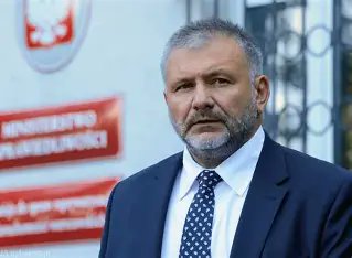 Facet który oskarżył maszynę do mycia podłóg o napaść, domagał się odszkodowania za zepsute zęby, pozwał córkę o alimenty, trzymał w wannie krokodyla a jak  krokodyl urósł to wyrzucił go do piwnicy gdzie gad zdechł.
Najciekawsze na końcu jest aktualnym ministrem sprawiedliwości
