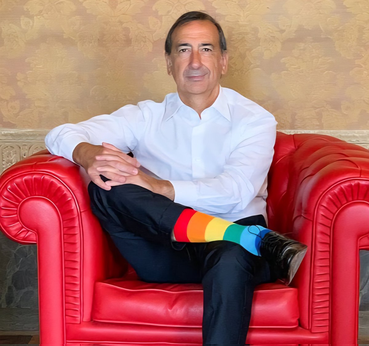 ChiodiDonatella's tweet photo. Da avvocato del popolo a giudice dei politici è stato un attimo per #Giuseppi.
#Conte infatti sentenzia e sta con #Ricci ma chiede le dimissioni di #Sala.
Curioso.
Sarà mica per colpa dei #calzini?
https://t.co/zR9DjwGdor https://t.co/wsbe00N0aC